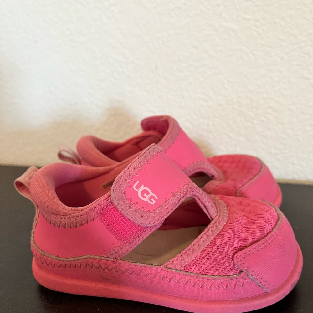 UGG Kids Bright Pink Hook-and-Loop Water Shoe